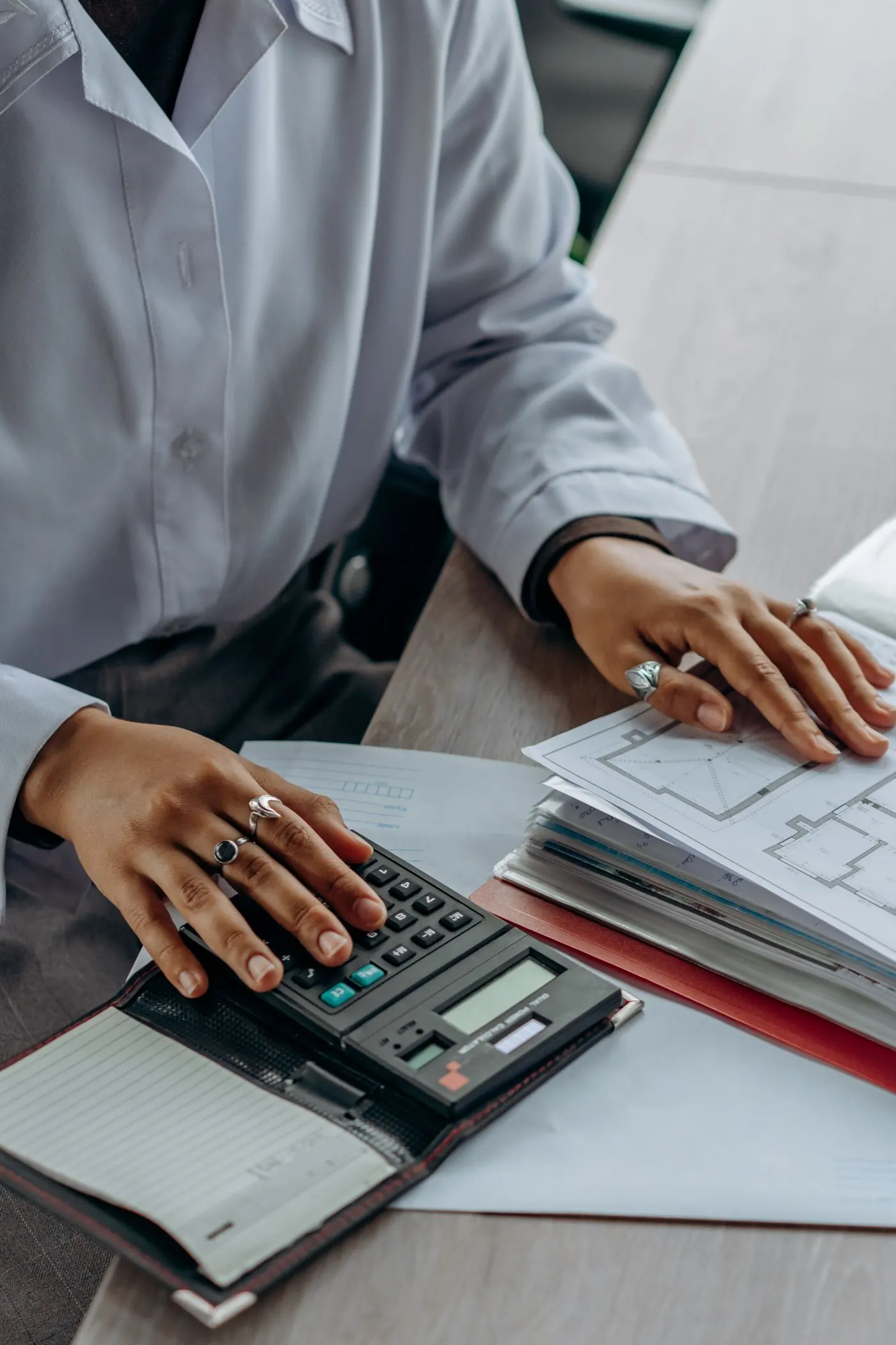 Checking invoice documents with a calculator